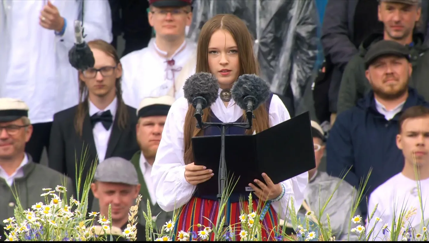Brenda Regina Reinaru noorte laulu- ja tantsupeol kümnete tuhandete ees kõnelemas.