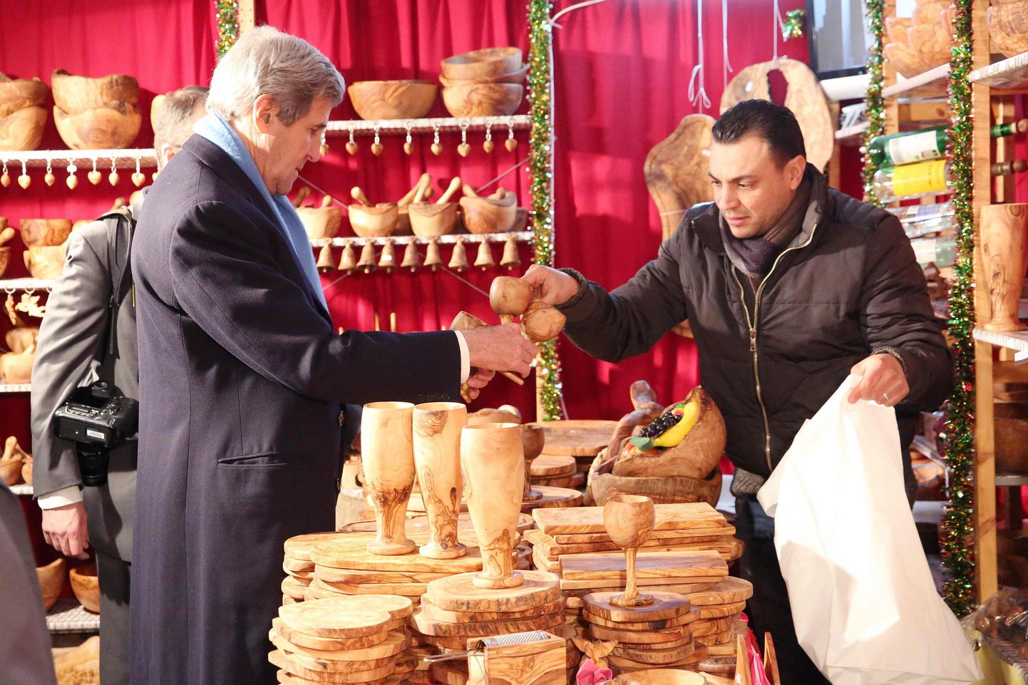 USA välisminister John Kerry eile Hamburgi jõuluturul.