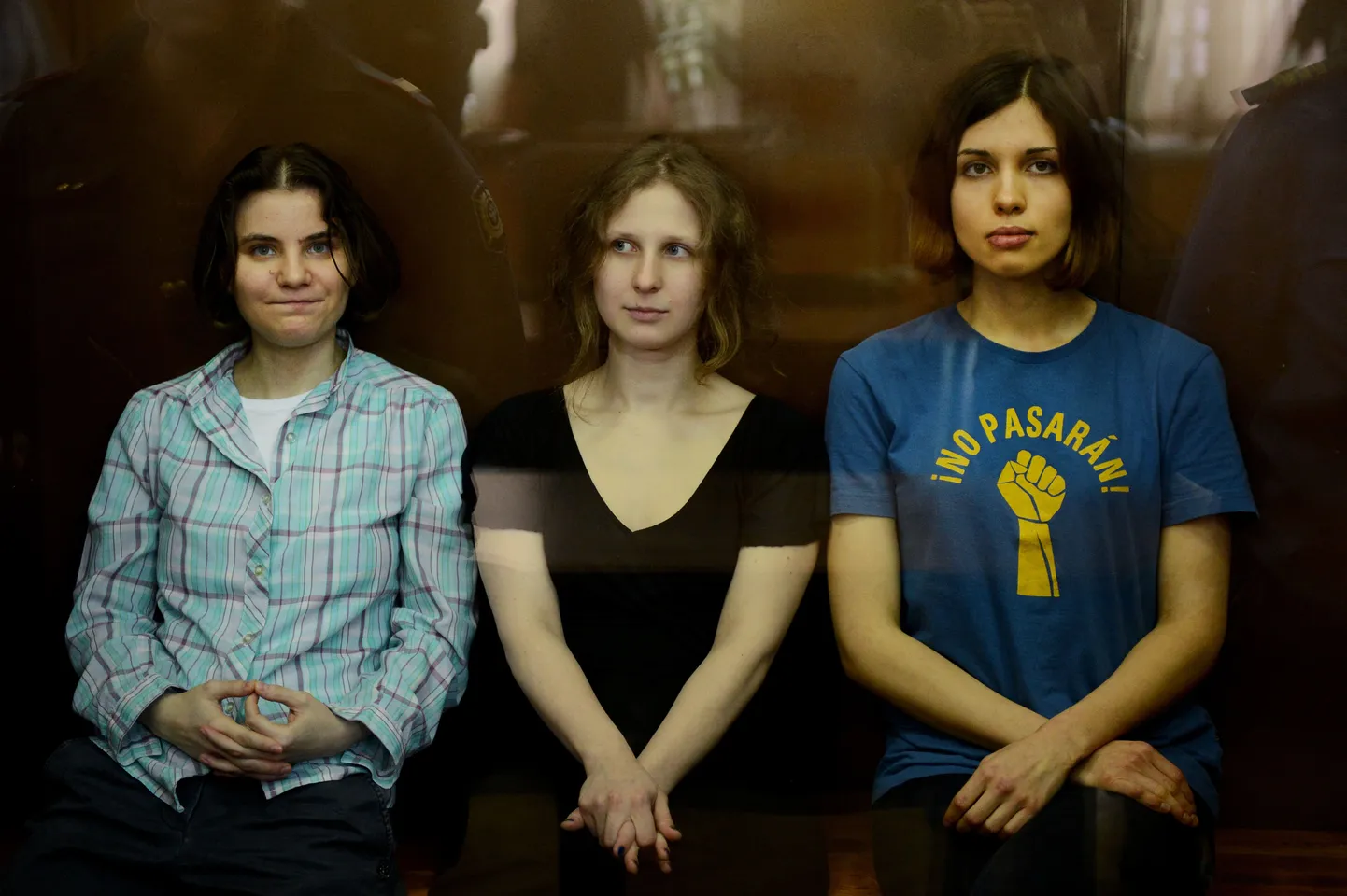Punkansambli Pussy Riot liikmed (vasakult) Jekaterina Samutsevitš, Maria Aljohhina ja Nadežda Tolokonnikova.