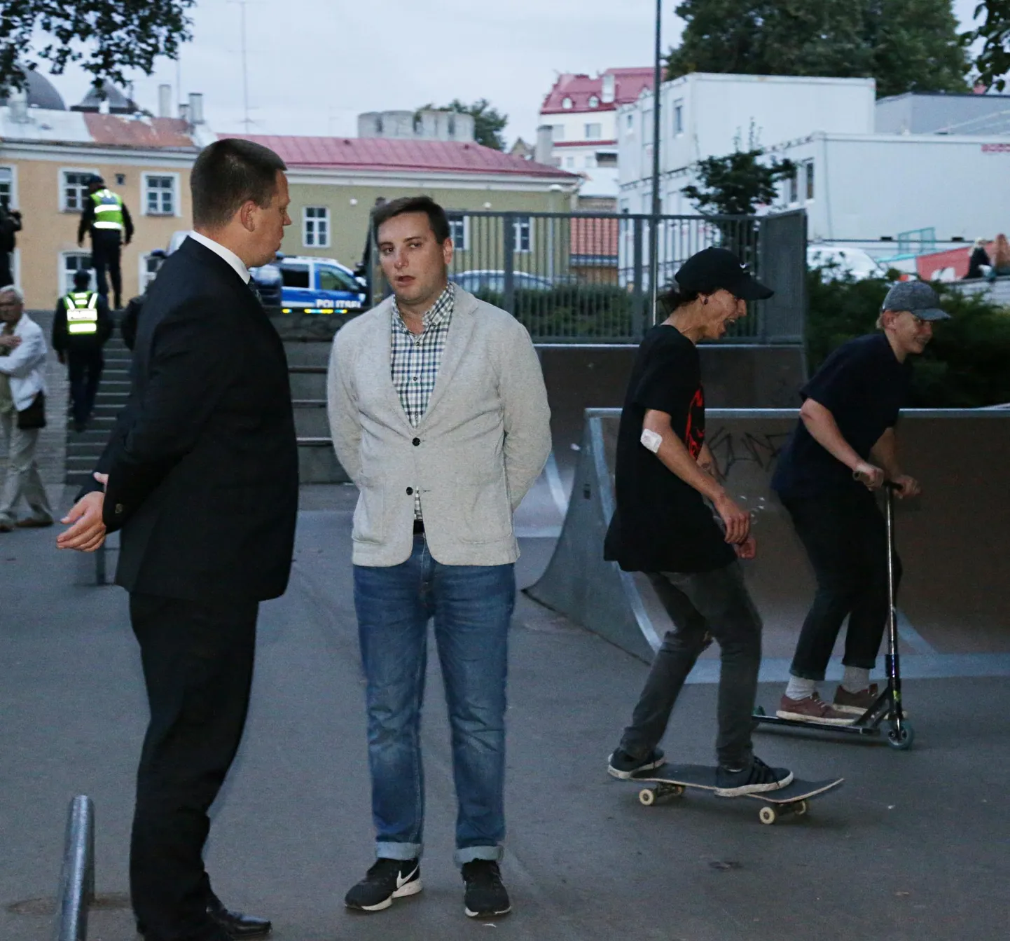 Peaminister Jüri Ratas ja Kesklinna vanem Vladimir Svet Kanuti pargis.