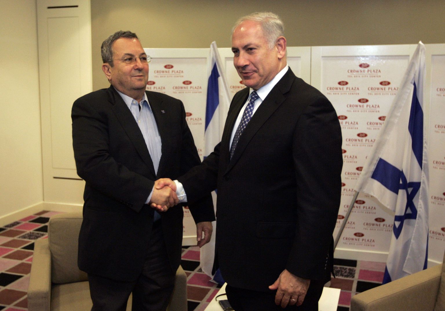 Iisraeli valitsuskabinetti moodustav Bejamin Netanyahu (paremal) ja Tööpartei liider Ehud Barak.