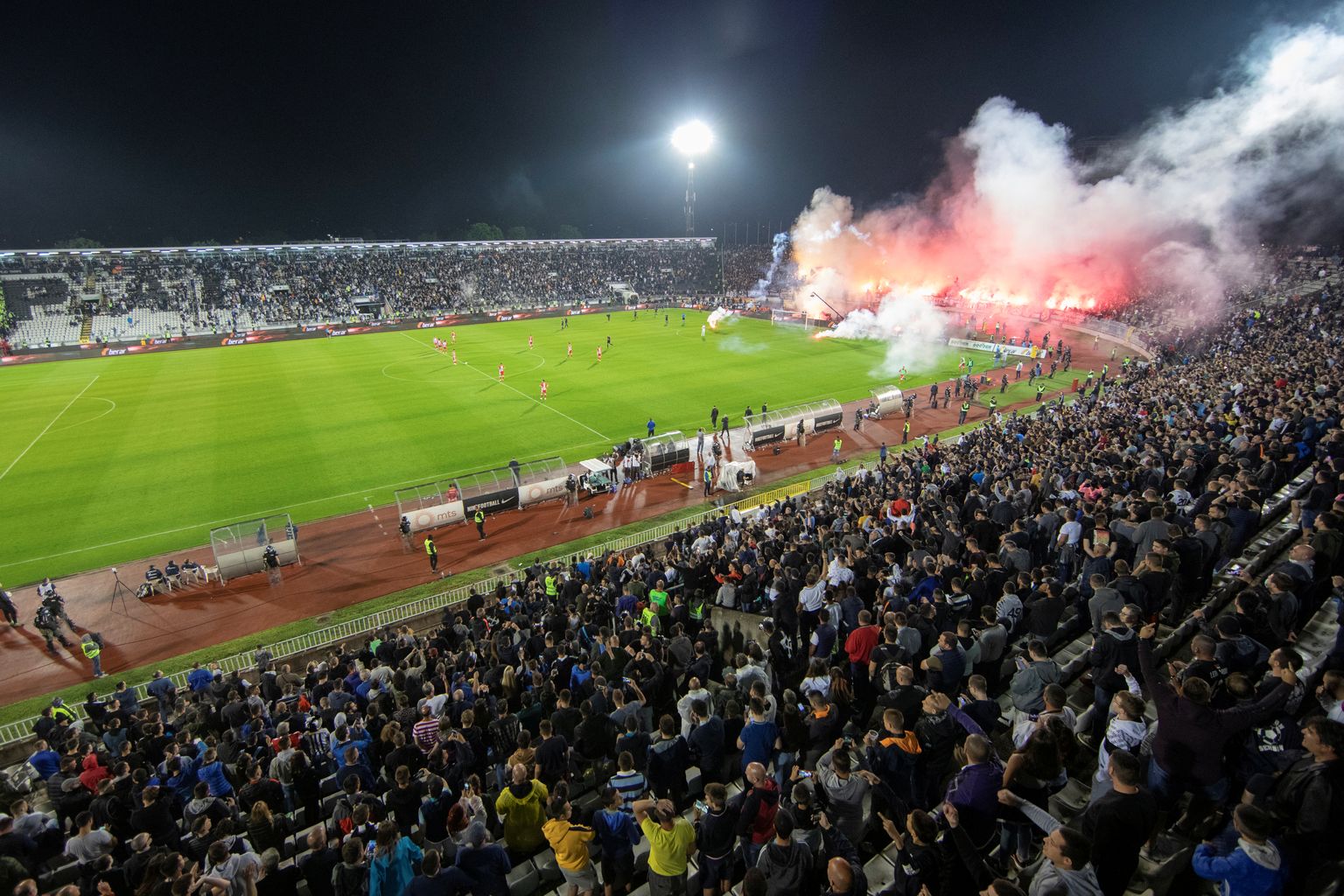 Belgradi Partizani enam kui 30 000 pealtvaatajat mahutaval staadionil võib alati oodata võimast tulevärki.
