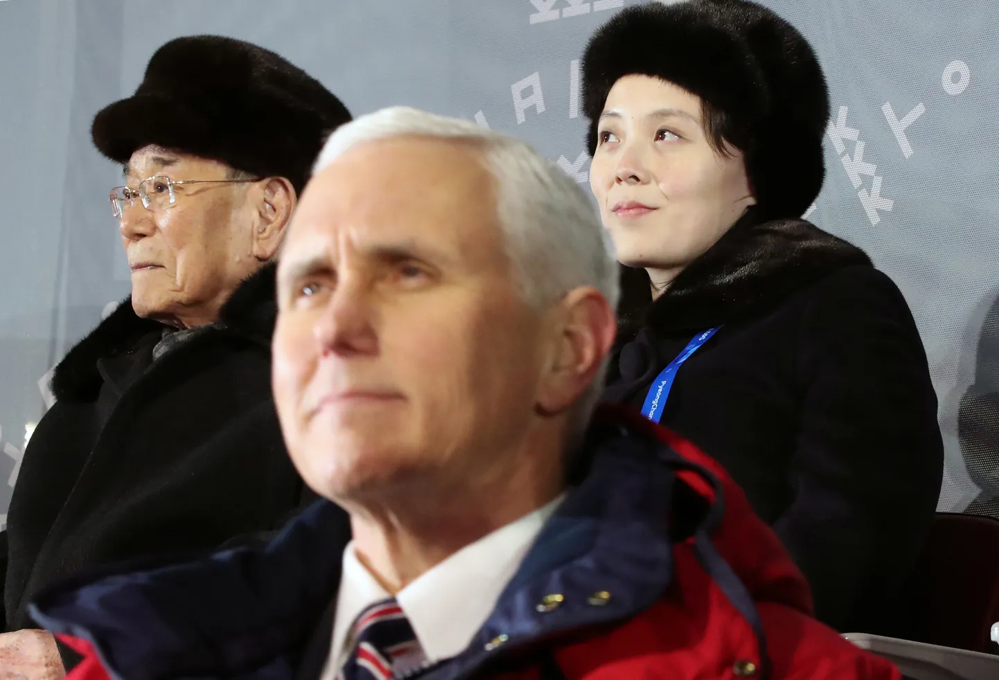 Mike Pence (esiplaanil). Taustal Kim Yong-nam (vasakul) ja Kim Yo-jong.