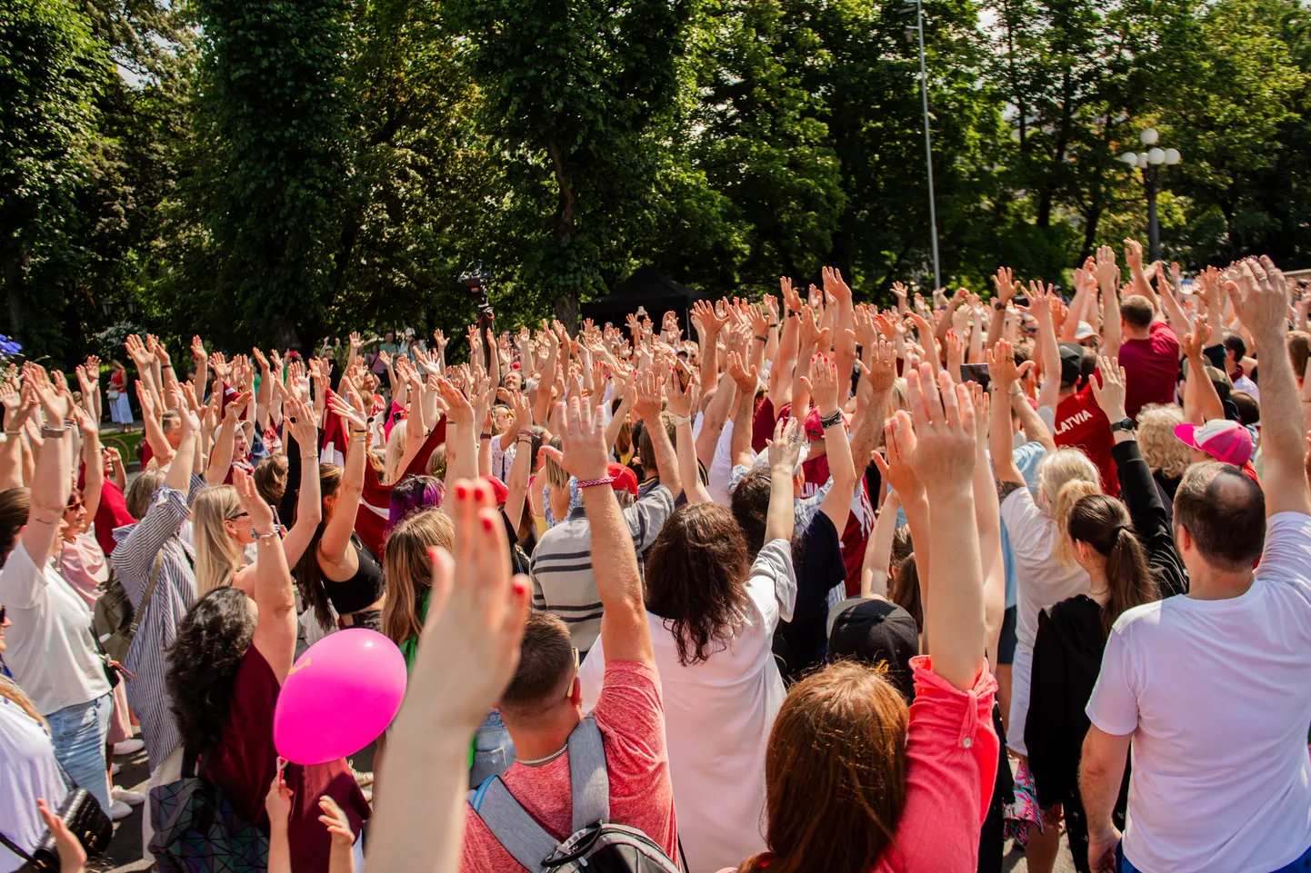 У памятника Свободы прошел флешмоб для поддержки сборной Латвии по баскетболу