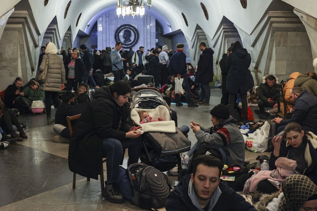 Люди провели ночь в метро, прячась от бомбардировок