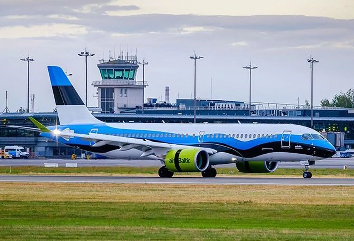 airBalticu Airbus 220-300 Eesti lipu värvides.