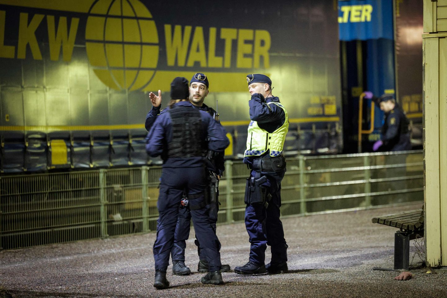Politseiametnikud seisavad Rootsis Örebro kesklinnas asuva Sodra rongijaama juures, kus 29. veebruaril 2024 hukkus kolm inimest pärast õnnetust rongiga.