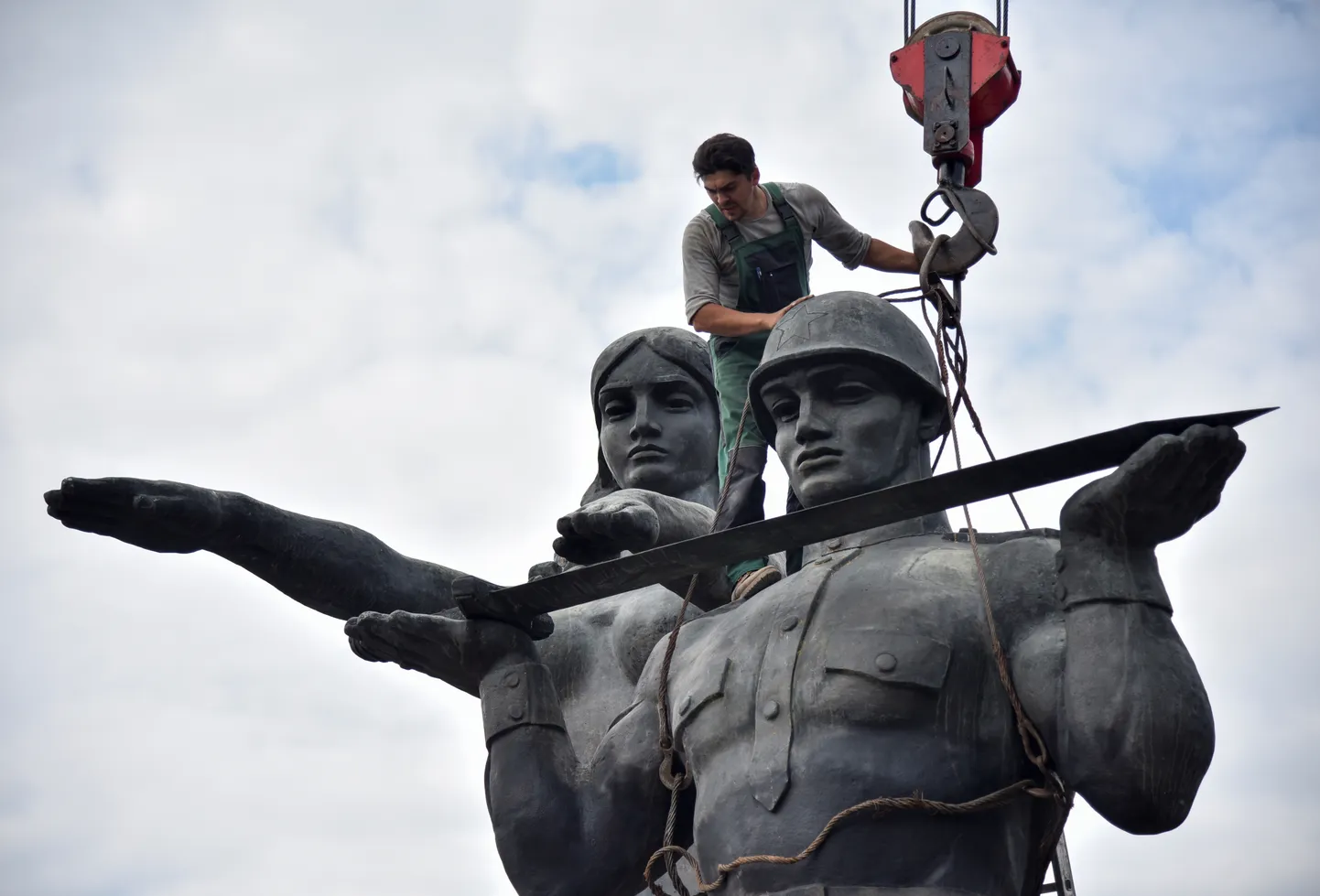 Ukrainas Lvivis eemaldatakse kommunismi monumenti. 23.07.2021. Foto on illustreeriv.