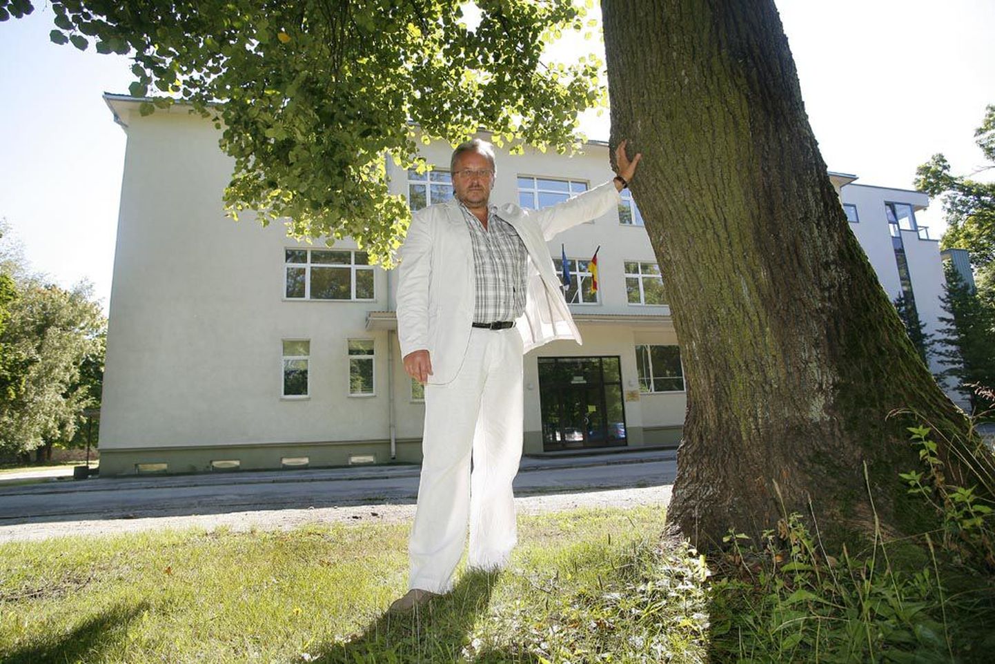 Üks maas - üks veel jäänud. Pärnu Saksa tehnoloogiakooli direktor Indrek Alekõrs pelgab, et koolimaja ees ähvardavalt kõrguv veteranpuu sügistorme üle ei ela.