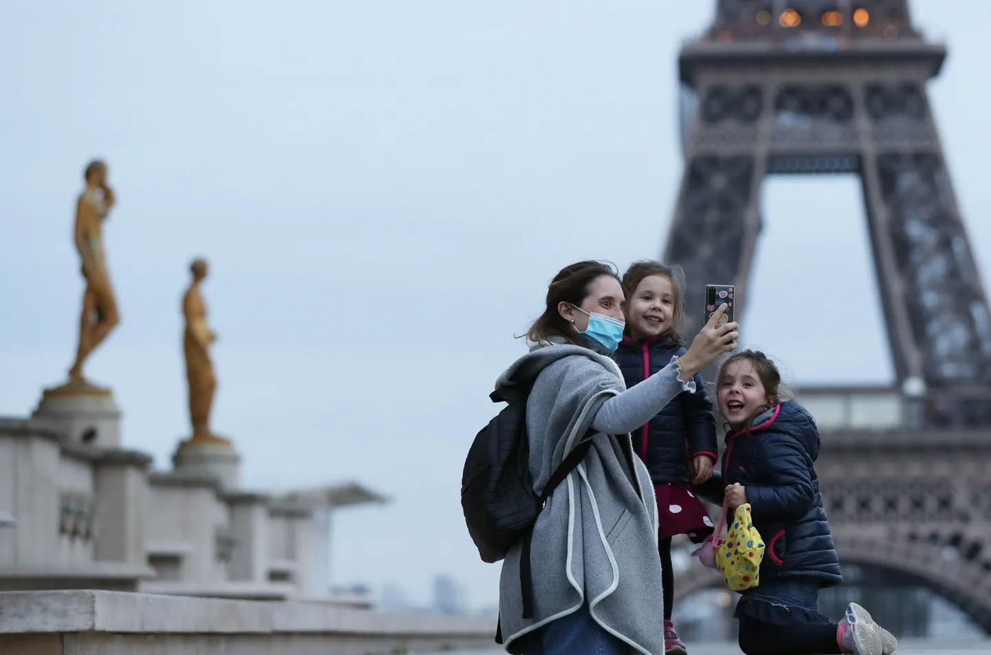 Ema teeb koos lastega pilti Pariisis Eiffeli torni juures.
