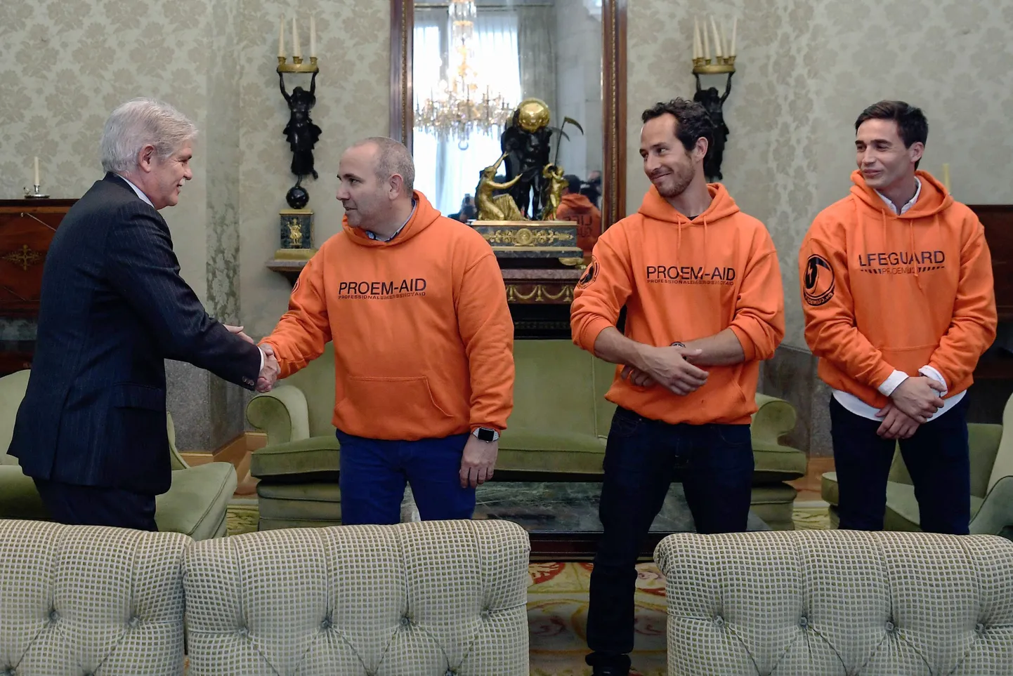 Hispaanias avaldati kolmele Kreekas inimsugeldamises süüdistatud tuletõrjujale laialdast toetust. Paar päeva enne Lesbosel kohtu ette astumist võttis Hispaania välisminister Alfonso Dastis (vasakul) Manuel Blanco, Julio Latorre ja Enrique Rodrígueze vastu Madridis.
