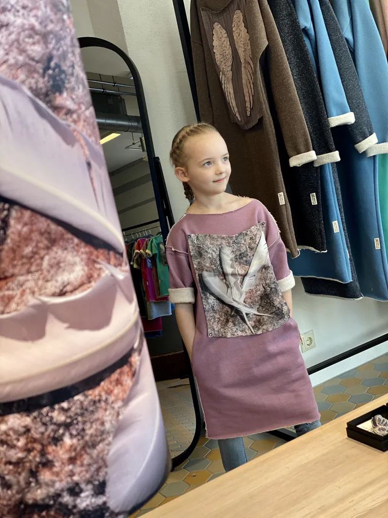 Õnne: Väga ilus kleit ja nii hea pehme. See on nii lahe, et neid pilte saab vahetada. Isegi oma joonistuse saab siia peale teha, täiega äge!