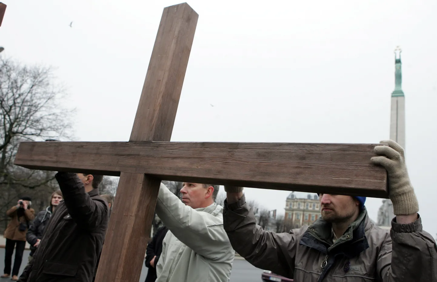 Krusta ceļa procesija Lielajā piektdienā pie Brīvības pieminekļa, kurā piedalās dažādu konfesiju kristieši.