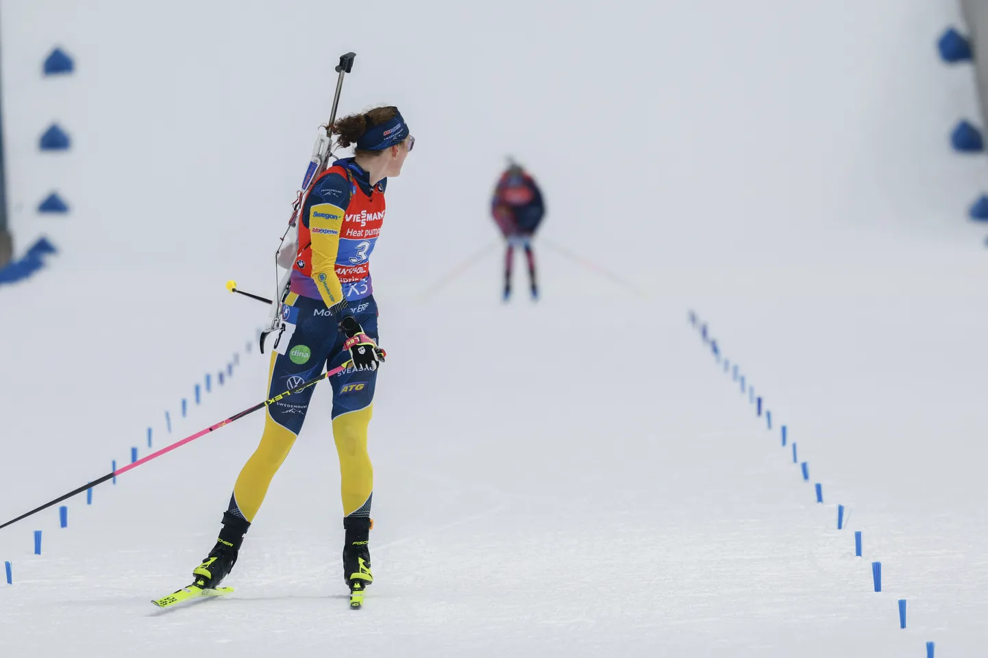 Rootslanna Hanna Öberg vaatab pärast finišit selja taha norralanna Ingrid Landmark Tandrevoldi poole.