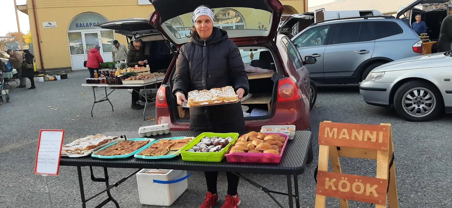 Marika Kasemägi valmistub Türi välkturuks terve päev, küpsetades valmis korraliku koguse kooke, pirukaid ja pontšikuid.