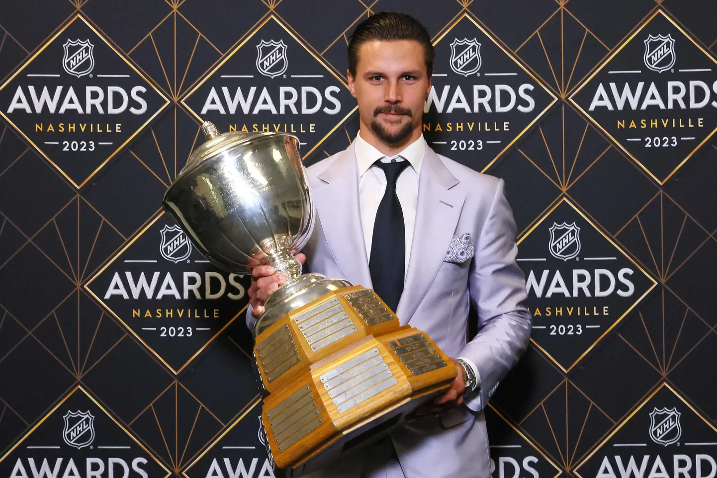 NHL zvaigzne Ēriks Kārlsons