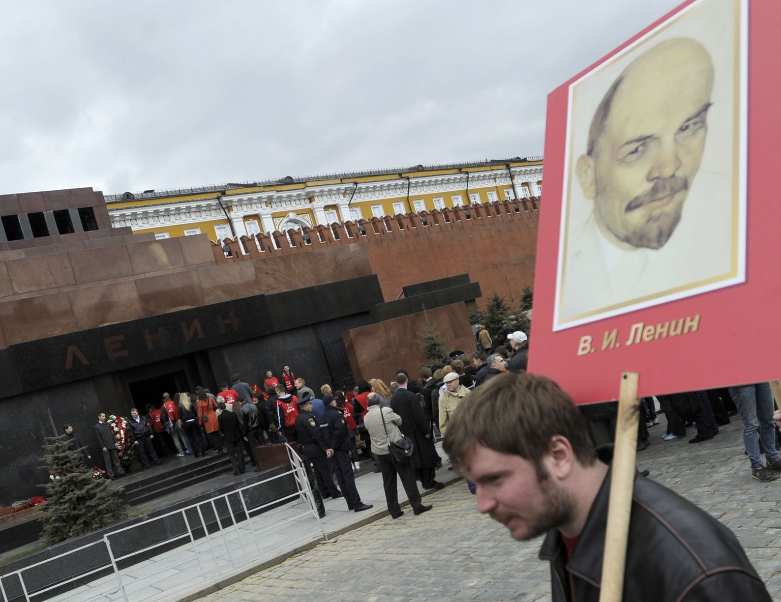 Huvilised Lenini mausoleumi ees Moskvas Punasel väljakul.