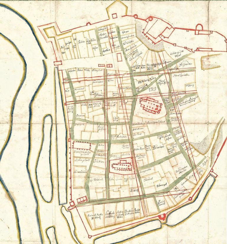 Rootsi-aegse Tartu plaanilt on näha, kui laiad olid vallikraavid jõepoolse linnamüüri ees.