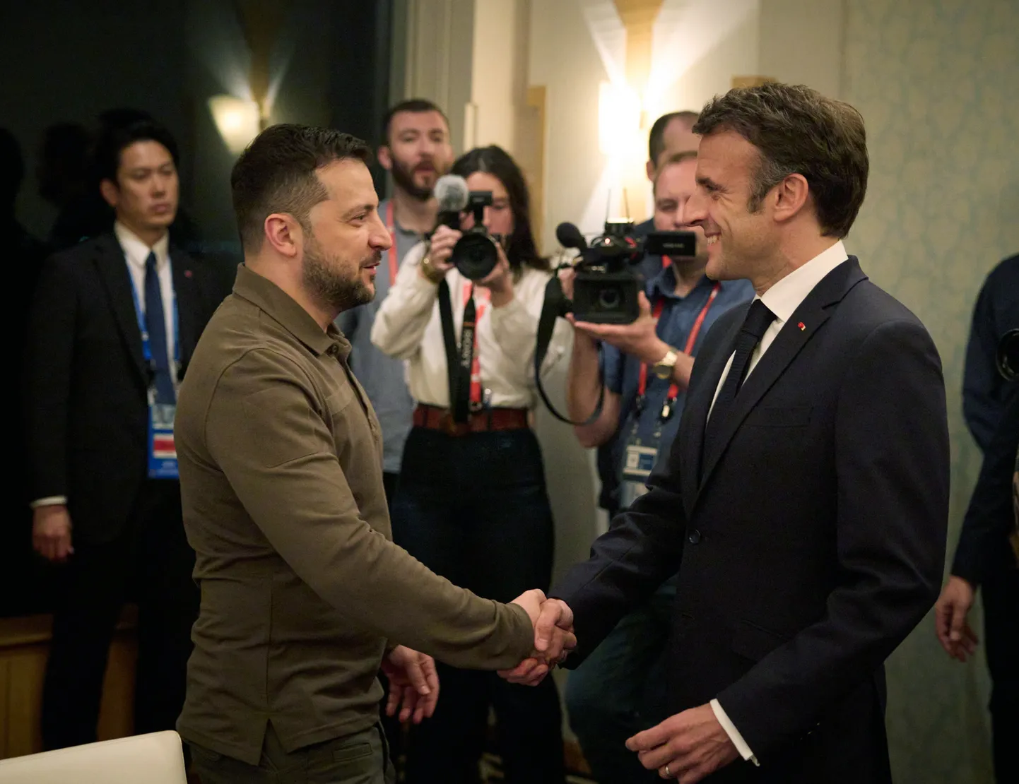 Ukraina president Volodõmõr Zelenskõi ja Prantsusmaa president Emmanuel Macron G7 tippkohtumisel Jaapanis.