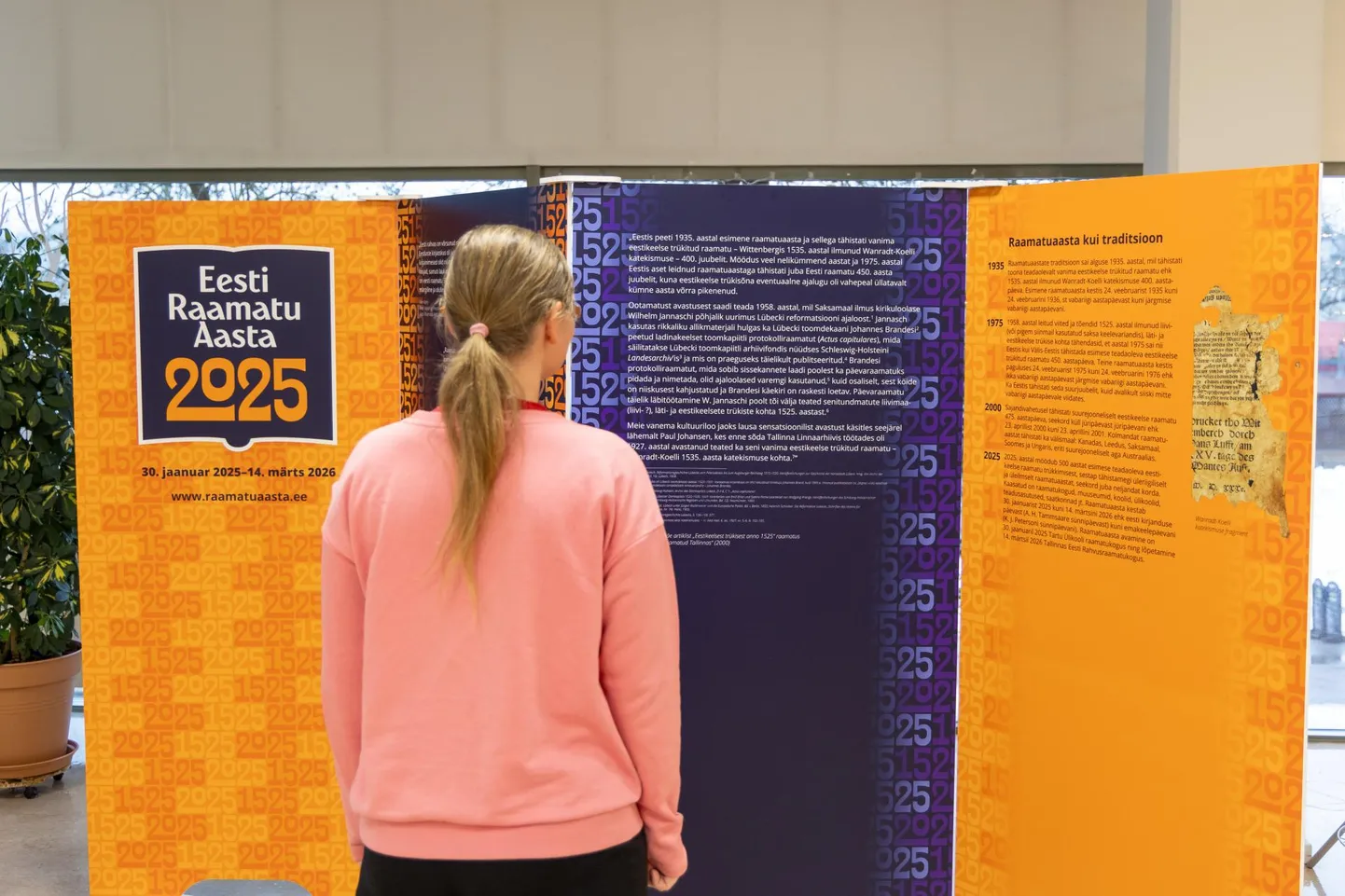 Eesti raamatu 500. sünnipäeva on juba vaikselt tähistatud. Pilt näituselt Viljandi raamatukogus.