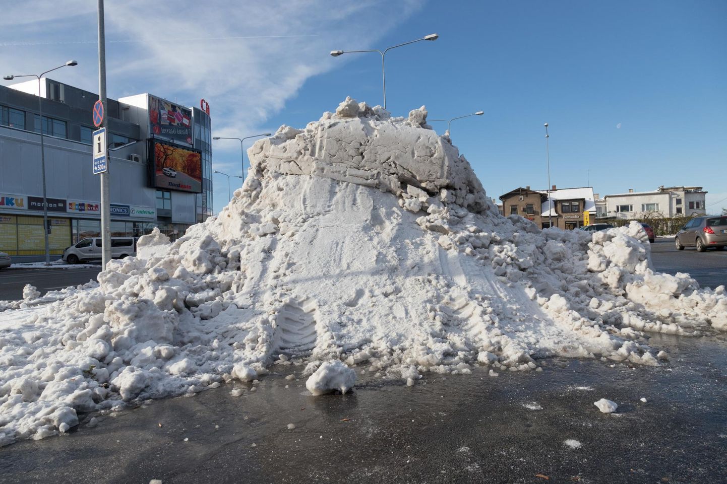 Oktoobri viimasel nädalavahetusel sadas Viljandis maha lumi ning tänavakoristajad lükkasid kokku lausa mitme meetri kõrgused lumehunnikud. Pilt on tehtud paar päeva pärast suurt sadu, 29. oktoobril bussijaamaesisel platsil.