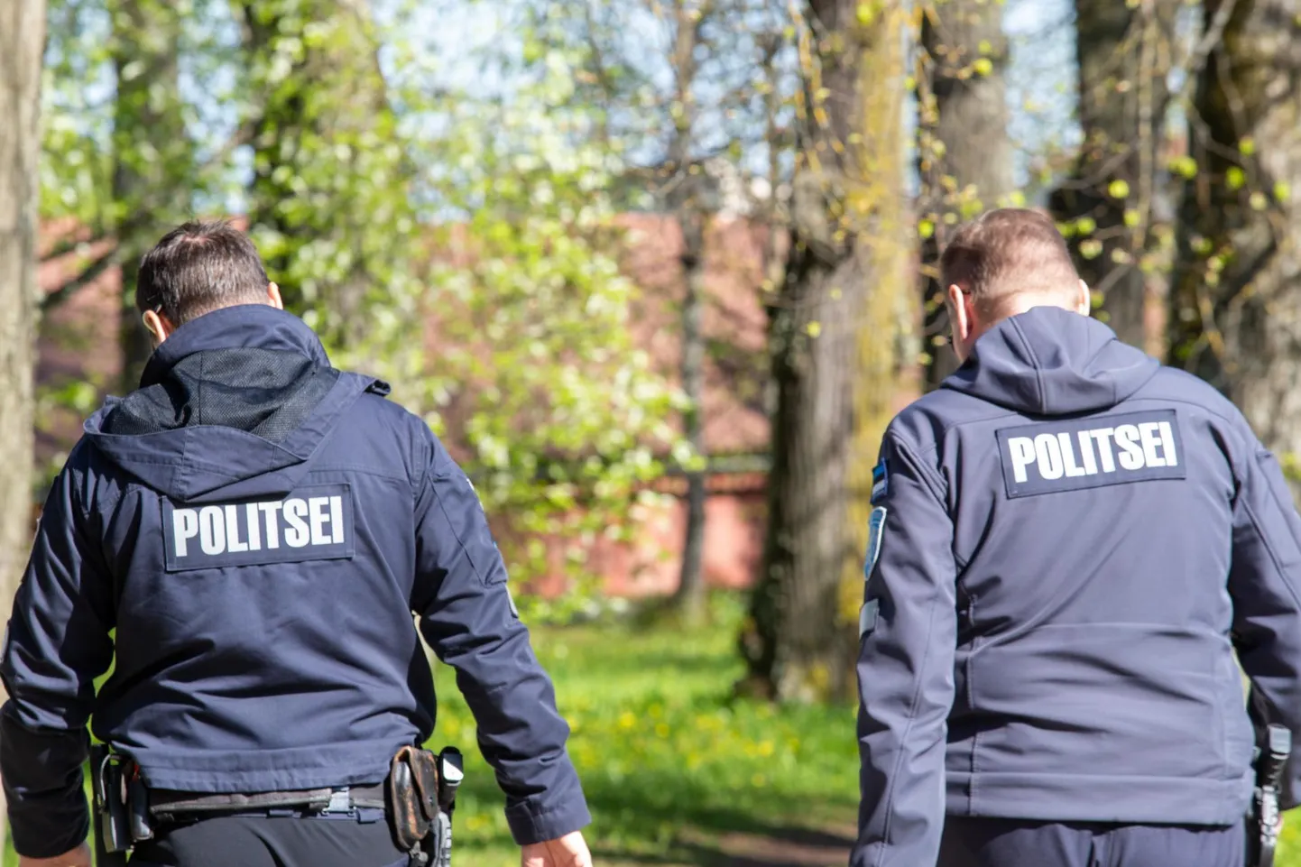 Politsei jälgib Raadi endise punamonumendi juures toimuvat. Seni on olukord rahulik.