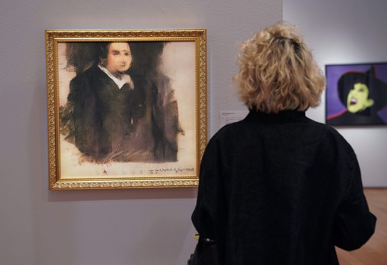 Naine vaatamas tehisintellekti loodud maali «Portrait of Edmond de Belamy»