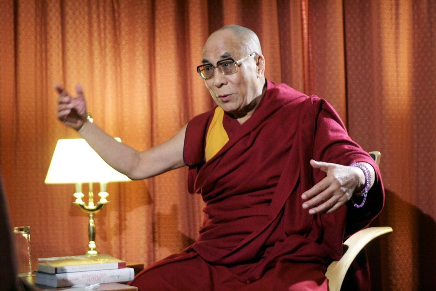 Далай-лама XIV Тэнцзин Гьямцхо дает интервью газете Postimees во время  визита в Таллинн.
