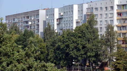 Policija turpina meklēt Ķengaragā uz ielas atrastā zīdaiņa vecākus