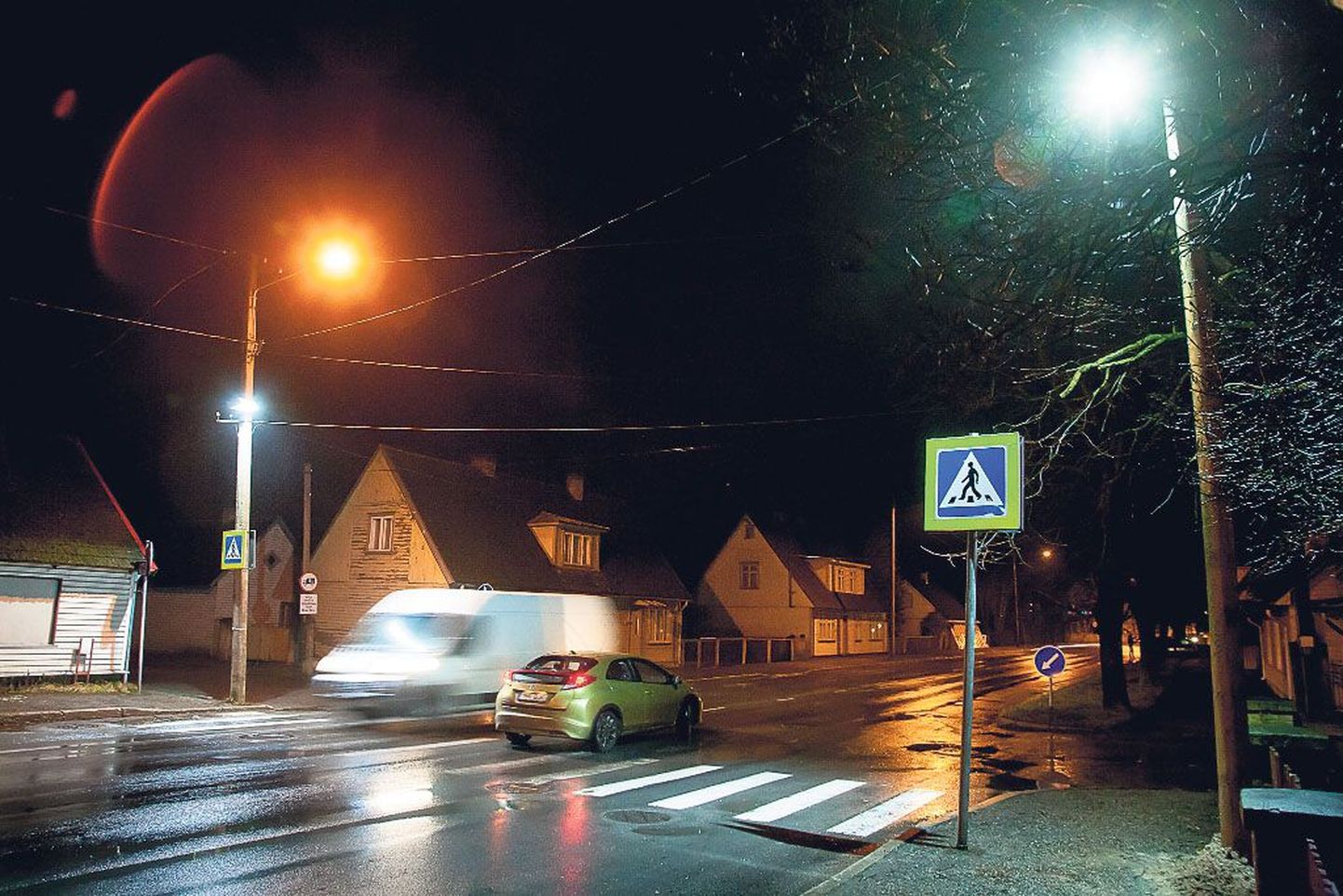 Vana-Pärnus Haapsalu maantee ja Põllu tänava ristmiku läheduses asuva vöötraja juurde pandi uudsed valgustid üles eelmisel nädalal.