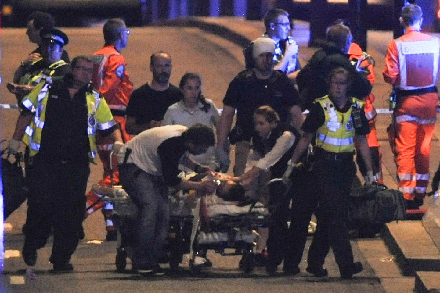 Politsei ja kiirabi Londoni sillal ohvrit abistamas.