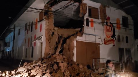 Люди прижимаются друг к другу и плачут от страха: мощное землетрясение в Перу сняли на видео