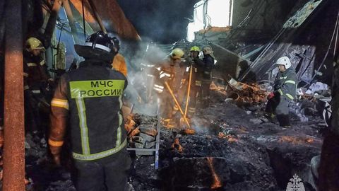 После атак украинских дронов загорелись два российских нефтеперерабатывающих завода
