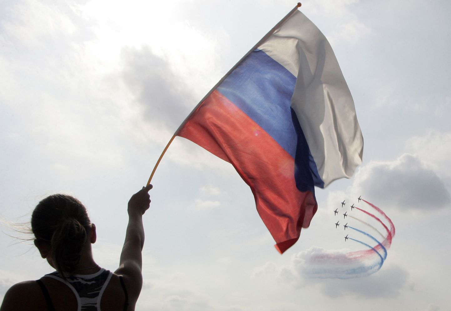 Inimene lehvitab Vene lippu