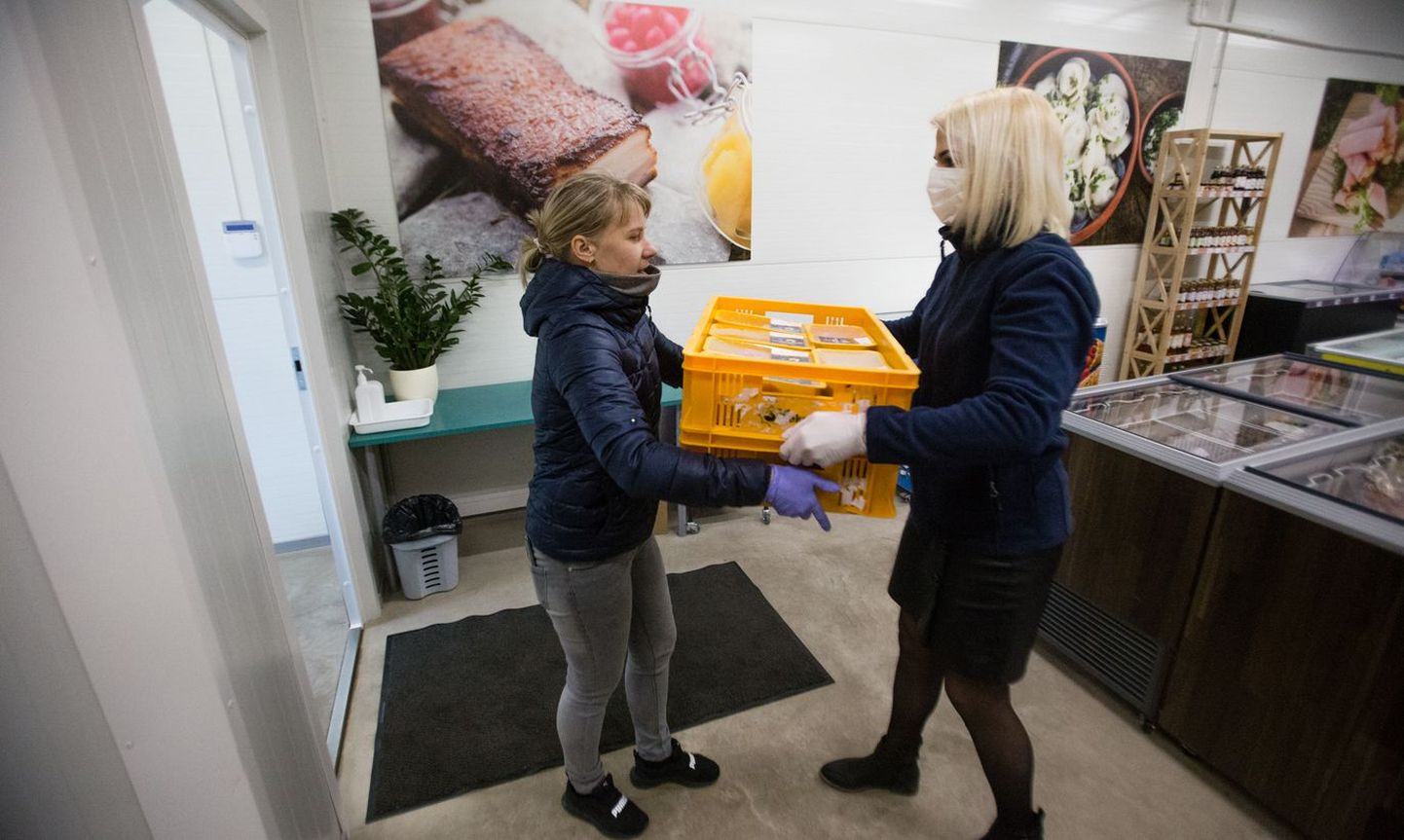 Saaremaa Lihatööstuse turundusjuht Siret Läets (paremal) annab kanalihatooteid üle Kuressaare Toidupanga esindajale Sirli Kundratsile.