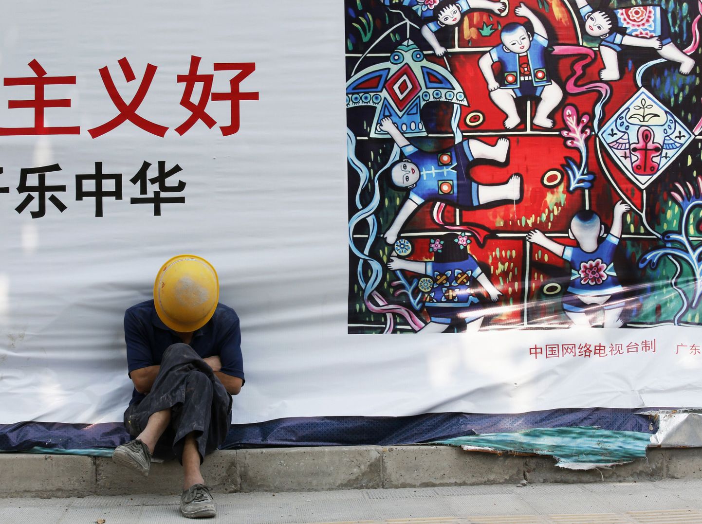 Hiina tööline tukastamas. Hiina tööstus elavnes augustis pärast neljakuulist langust.