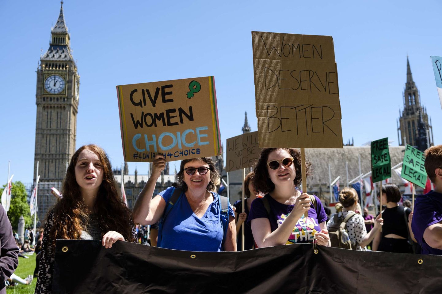 Põhja-Iiri Unionistide Partei vastuseis abordiõiguse laiendamisele tõi need naised laupäeval Londonisse meelt avaldama.