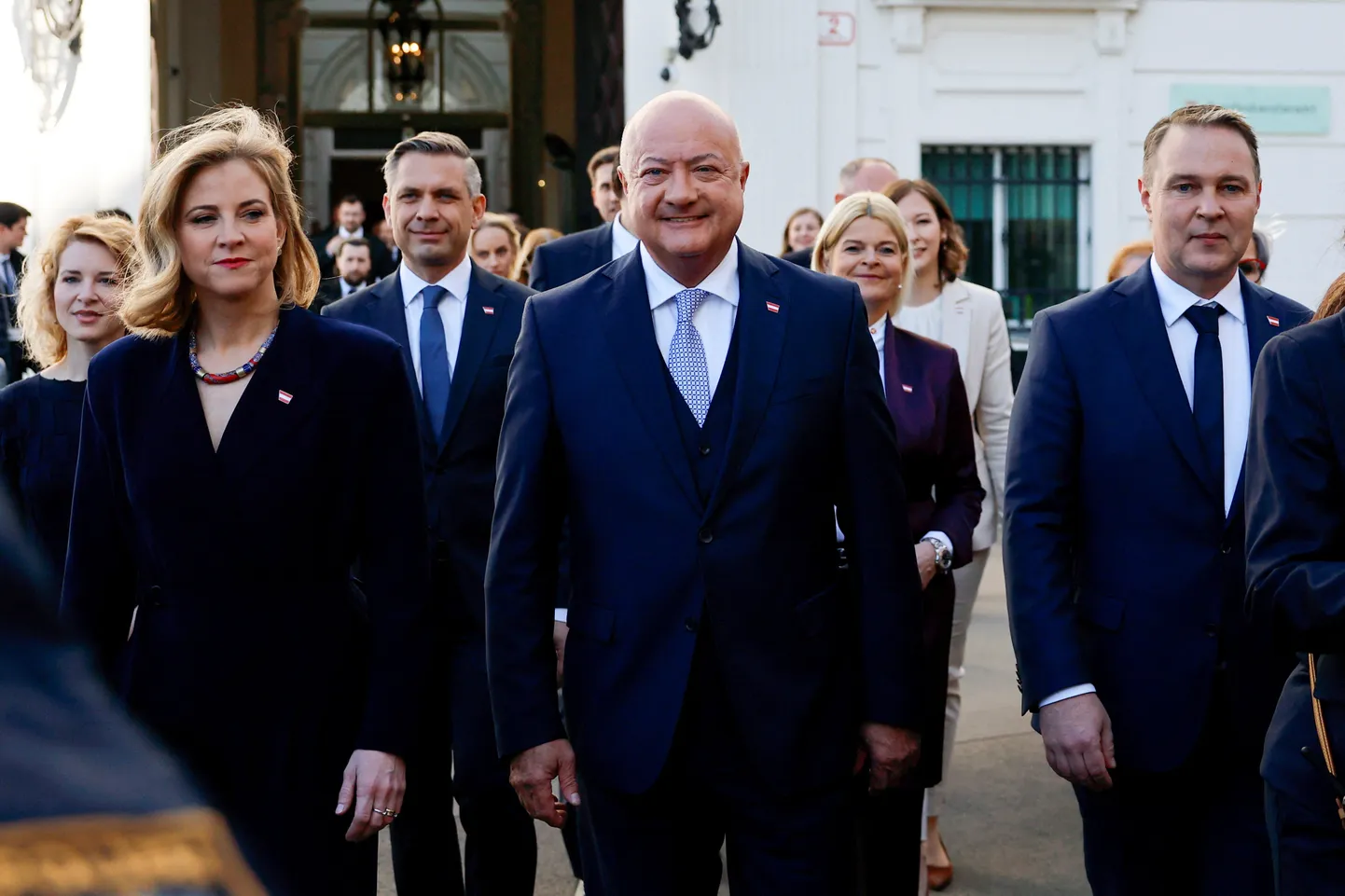Austria uus valitsusjuht Christian Stocker ja tema kabineti liikmed suundumas ametivande andmise tseremooniale 3. märtsil.