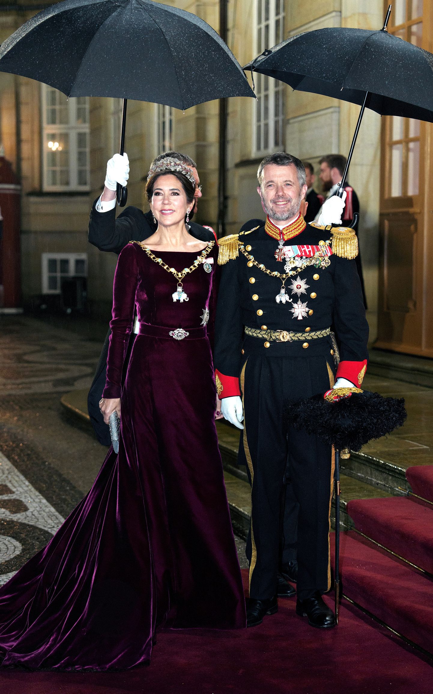 Taani tulevane kuningas kroonprints Frederik ja kuninganna kroonprintsess Mary saabumas 1. jaanuaril 2024 Kopenhaagenis Amalienborgi lossi uusaastaballile.
