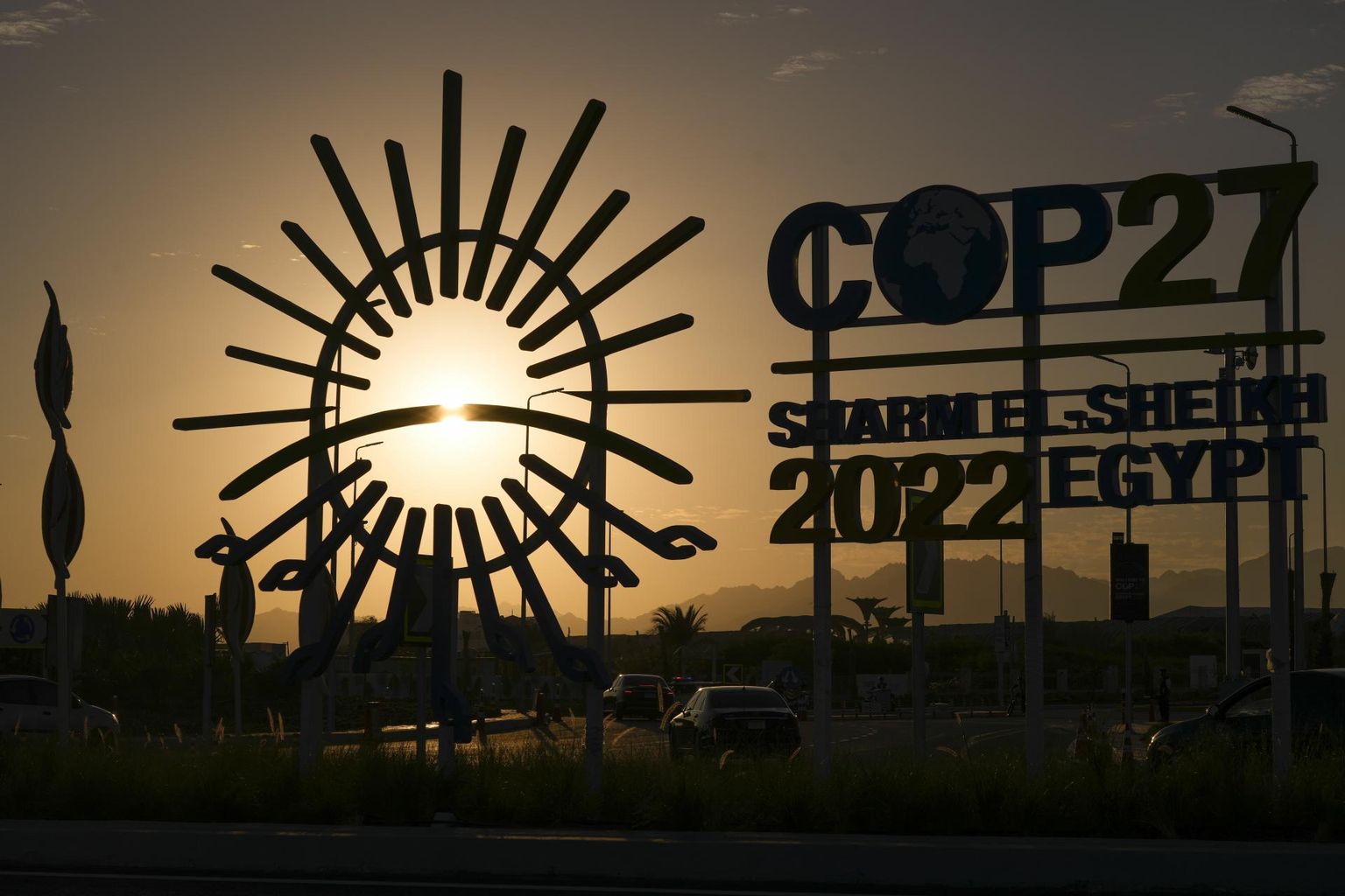 Päike COP27 logo taga Sharm el-Sheikhis.