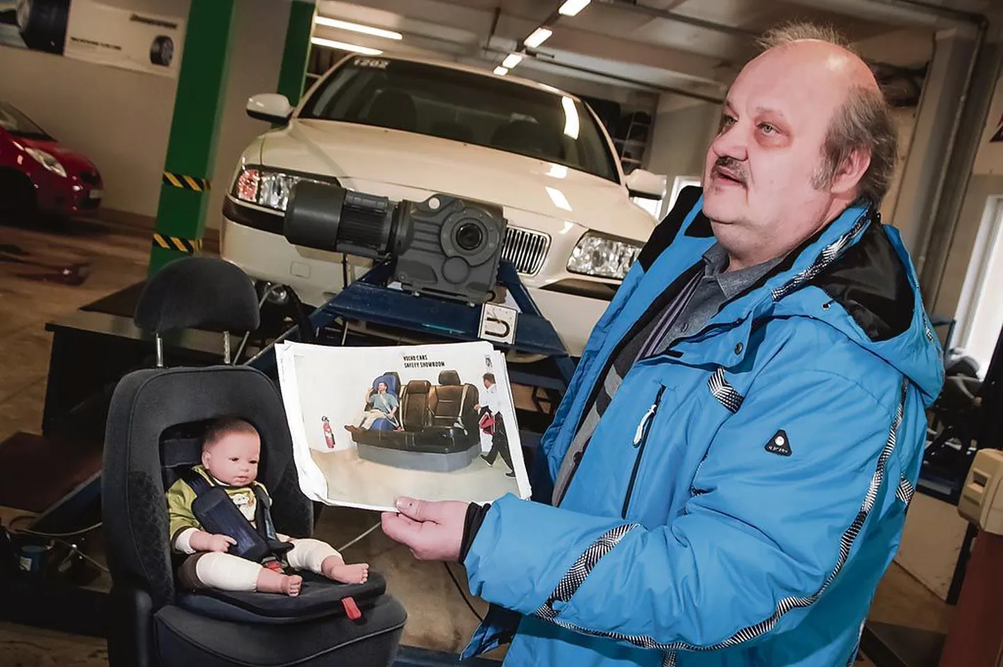 Enn Saardi käes oleval pildil on täiskasvanu mõõtmetes turvatool kinnitatud auto hiigelsuurele tagaistmele. Sellist imeasja soovib ta Aide autokooligi. Taga on näha Eesti ainus täiskomplektis ümberpööratav auto ja selle ees 2000. aasta Ford Galaxyst välja võetud integreeritav laste turvaiste. Toolis istuv Alex on demonukk ja kaalub niisama palju kui inimlaps.