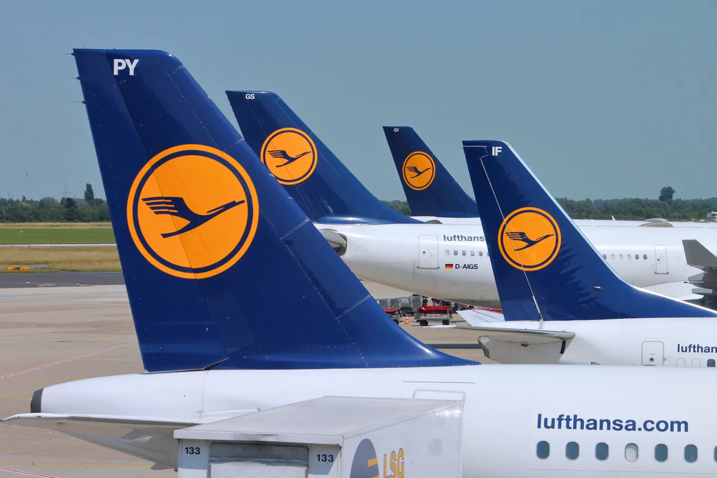 Lufthansa lennukid Düsseldorfi lennuväljal.