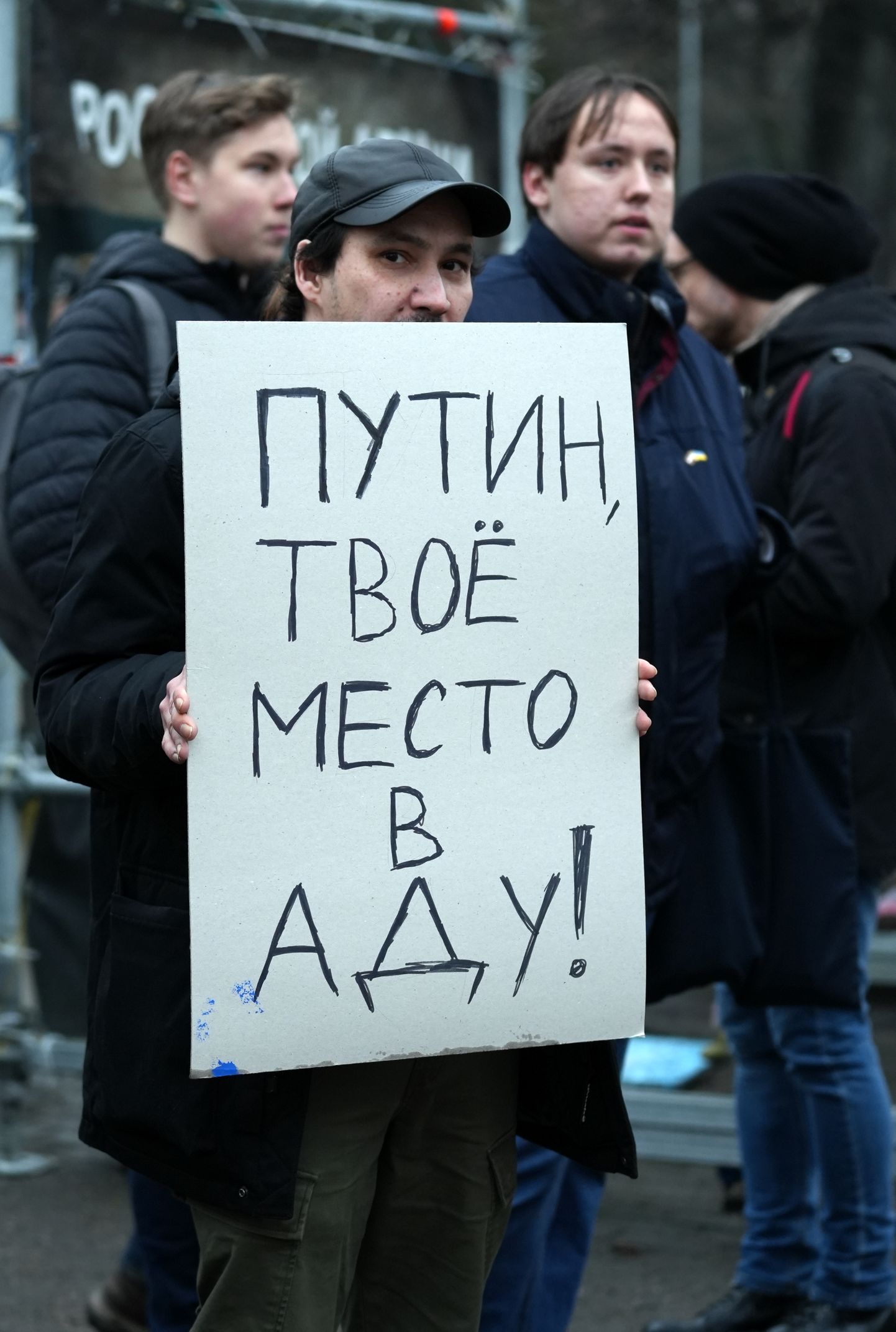 Акция памяти Алексея Навального напротив российского посольства в Риге
