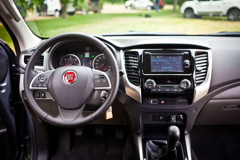 Fullbacki kabiinis kõige värvilisem ja värskem element on Fiati logo roolil. Kõik muu on vana kooli askeetlik kraam.
