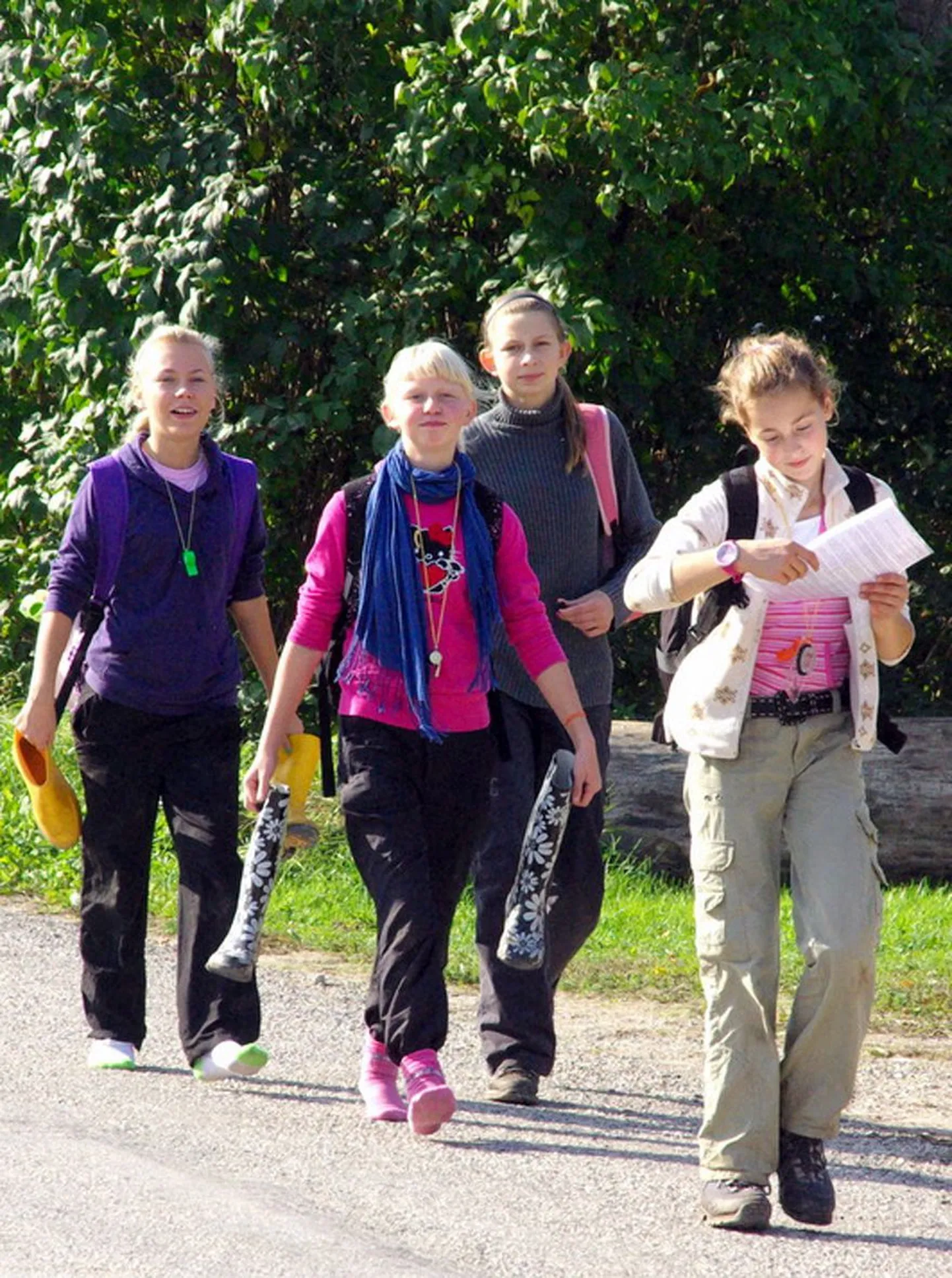 Järva maleva Koeru kodutütred Anna-Liisa Jürgen (vasakult), Brigita Ivanova, Kelli Kõiva ja Johanna Ilves jalutavad sokkis Järva maleva matkamängul Oisu vallas, kust saadud teine koht viis nad maakonda esindama üle-eestilisele matkamängule Valgamaale.