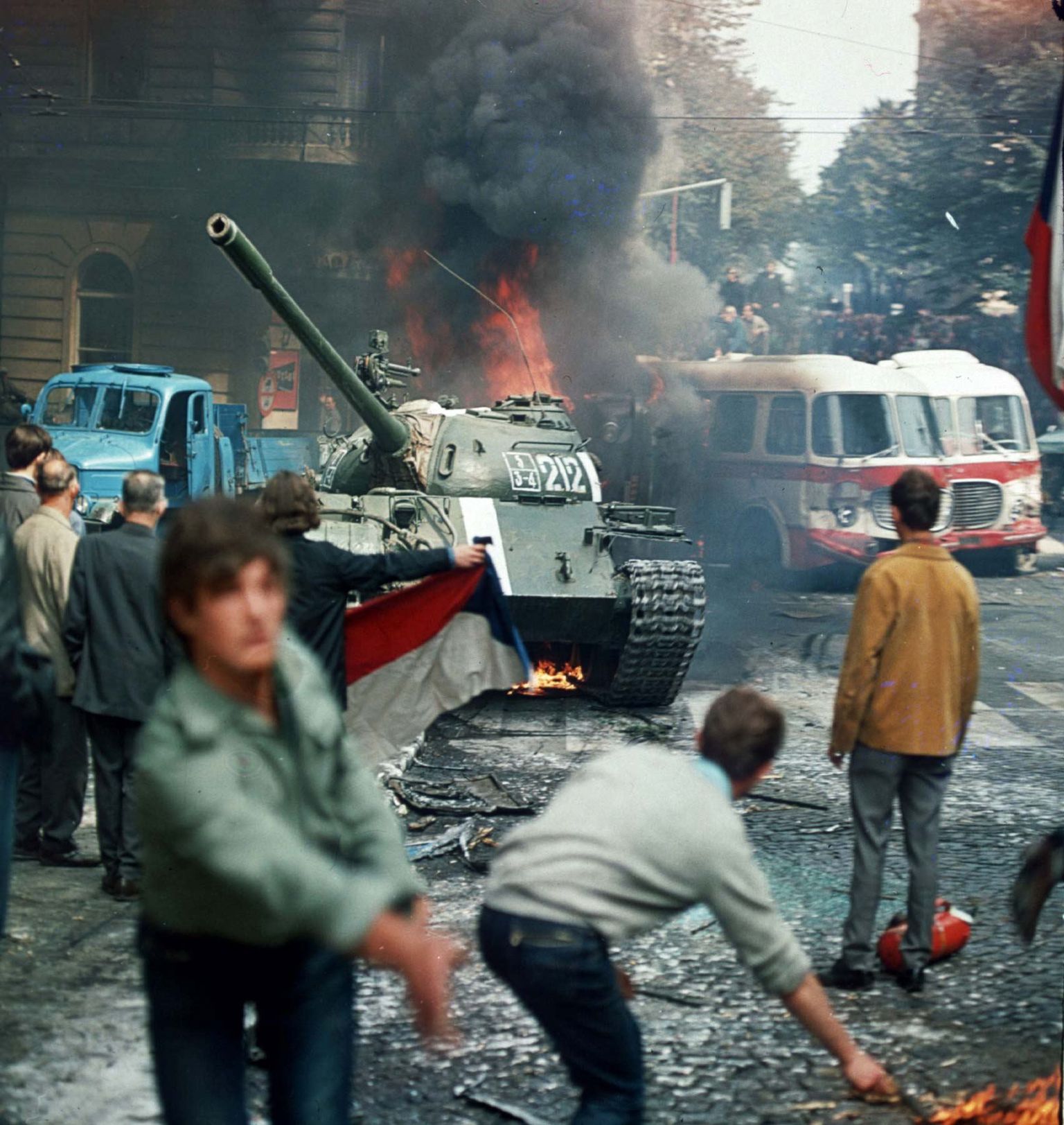 Praha elanikud lehvitavad Tšehhoslovakkia lippu ja proovivad põlevate tõrvikutega peatada nõukogude tanki 21. augustil viiskümmend aastat tagasi. Nõukogude Venemaa juhitud invasioon purustas Praha kevadena tuntud reformid endises Tšehhoslovakkias.