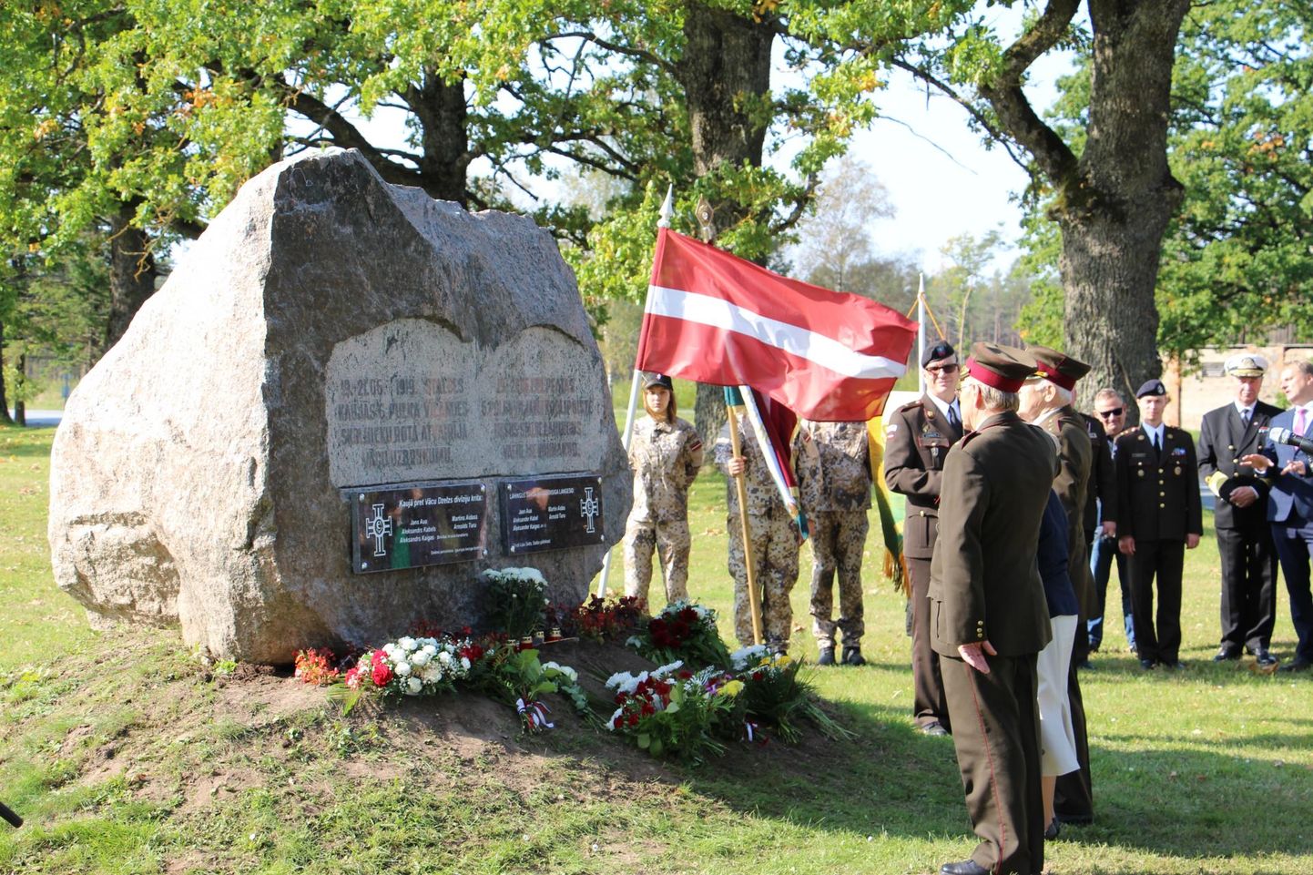 Lätis avati tahvlid vabadussõjas langenud Viljandi kooliõpilaste roodu võitlejate mälestuseks.