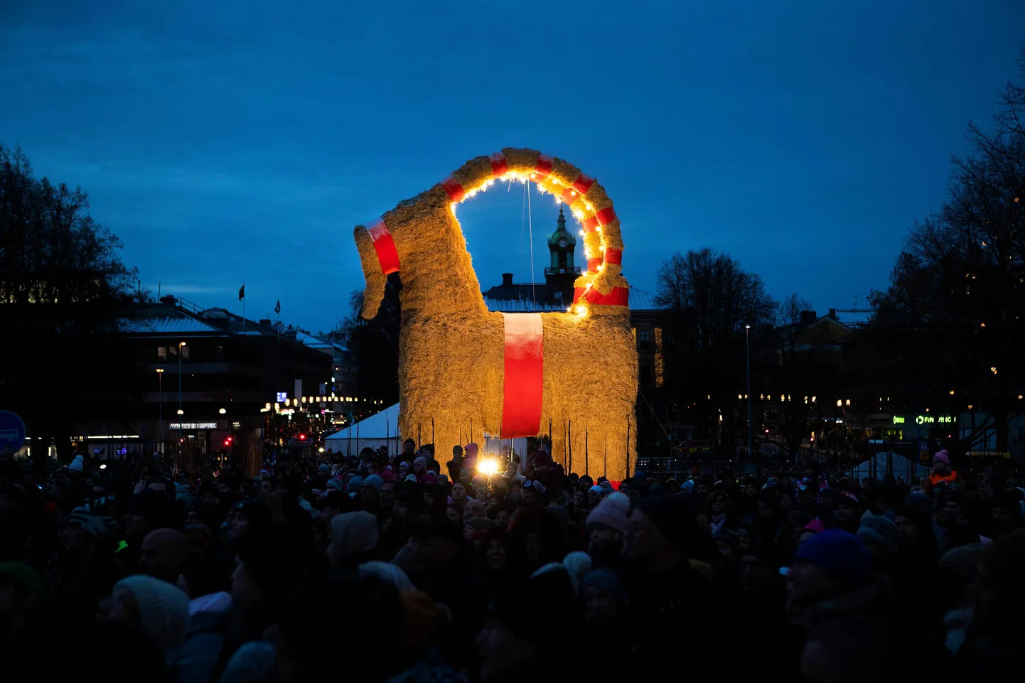 Gävle õlgsokk 2021. aastal. Ka siis pidas kuulus kuju ebatavalisel kombel jõuludeni tervena vastu.