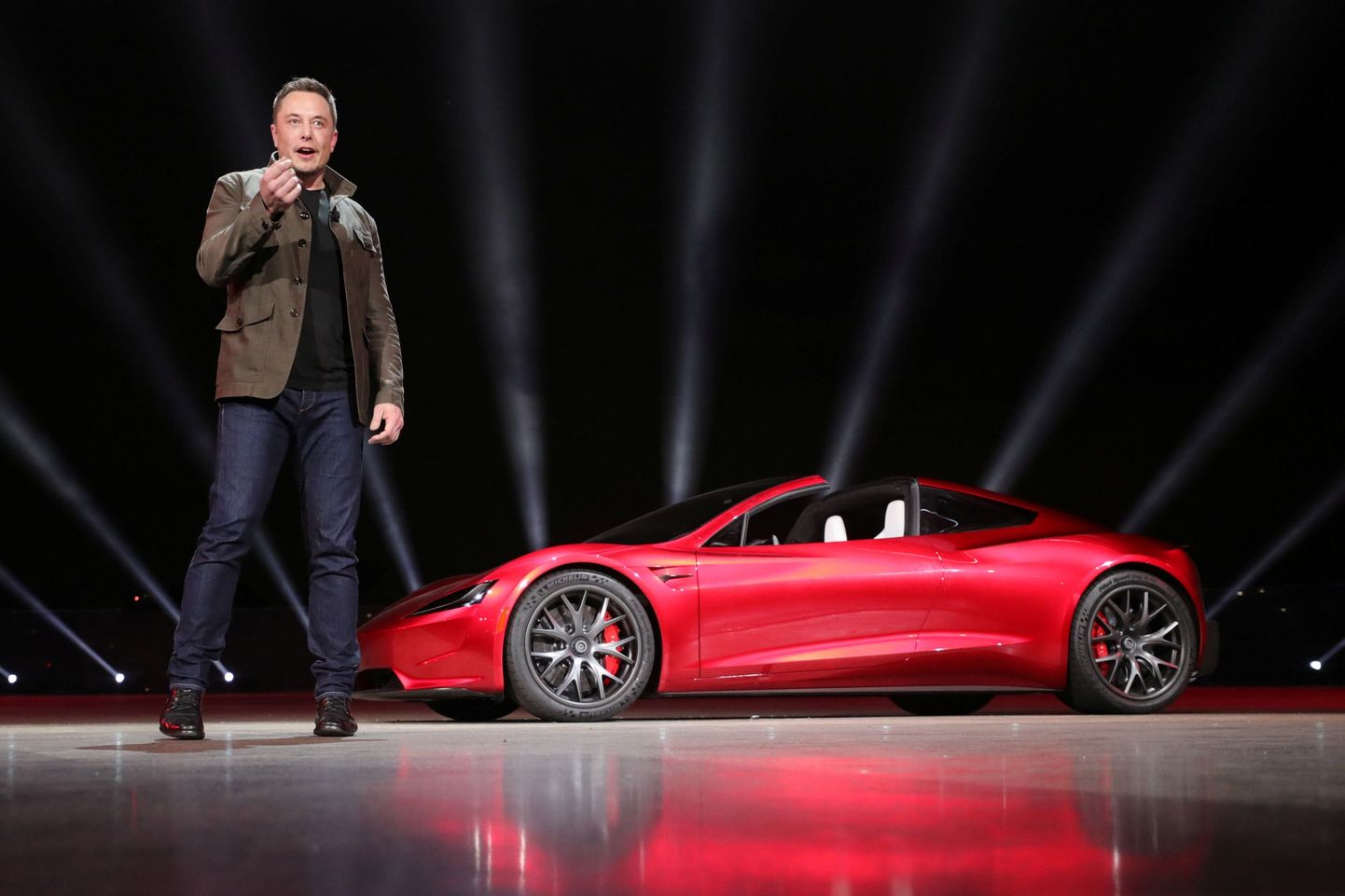 Tesla tegevjuht Elon Musk Roadster 2 esitlusel 16. novembril Californias.