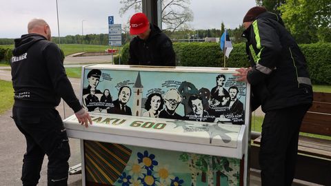 Iisaku bussipeatuses ootab uus vana klaver mängijaid
